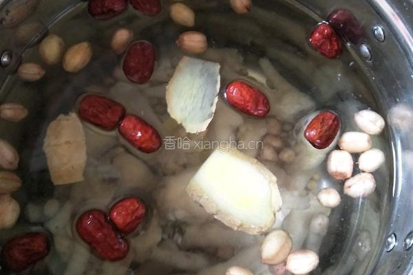 花生黄豆鸡爪汤的做法图解8
