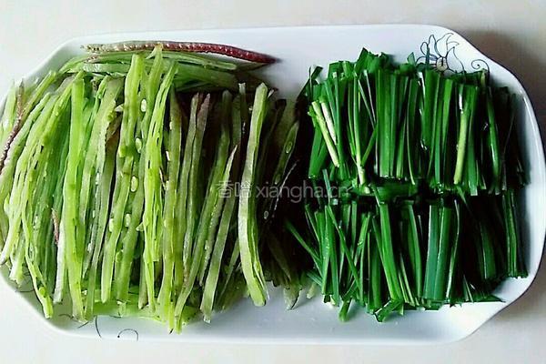 韭菜炒扁豆丝的做法图解1