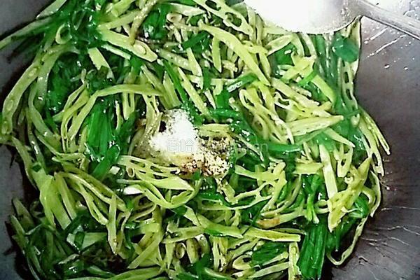 韭菜炒扁豆丝的做法图解5