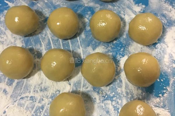 豆沙蛋黄月饼的做法图解11
