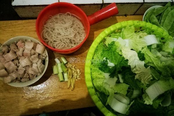 白菜粉条炖五花肉的做法图解1