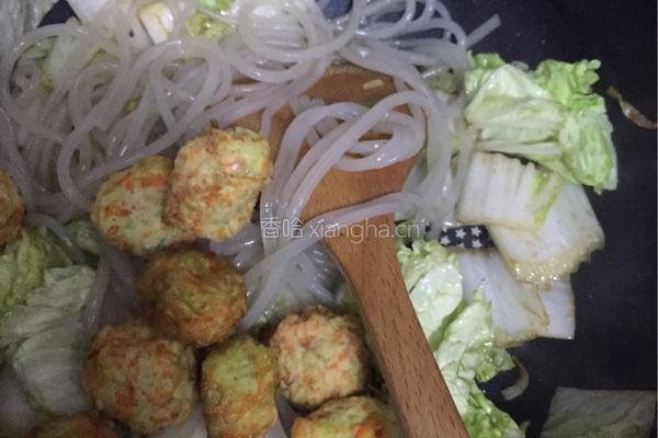 丸子白菜炖粉条的做法图解5