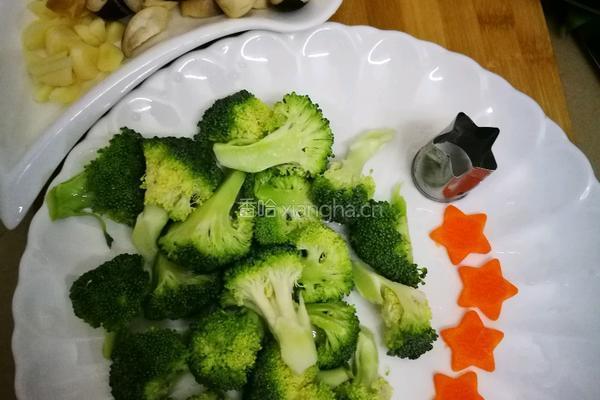 草菇炒西兰花的做法图解1