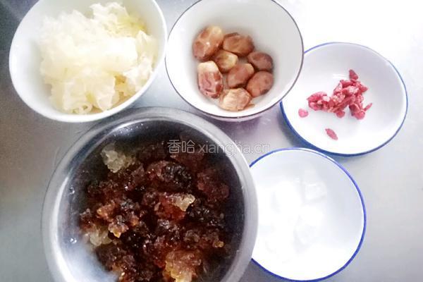桃胶银耳羹的做法图解1