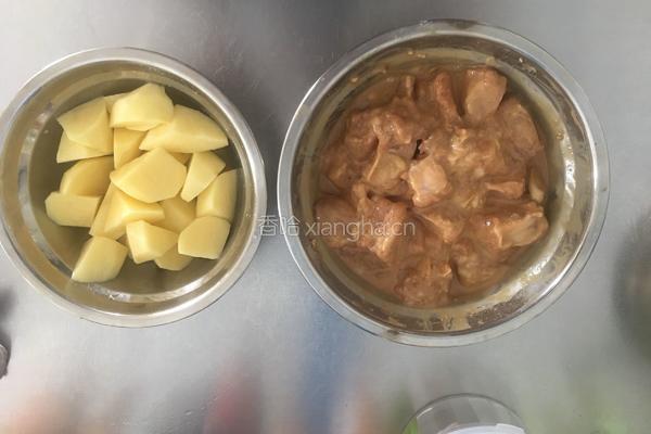 土豆蒸排骨的做法图解2