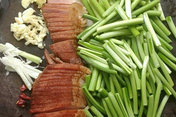 熏肉炒蒜苔的做法图解3