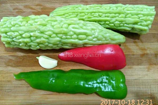 清炒苦瓜的做法图解1