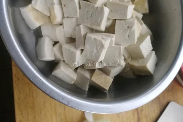 家常炖豆腐的做法图解1