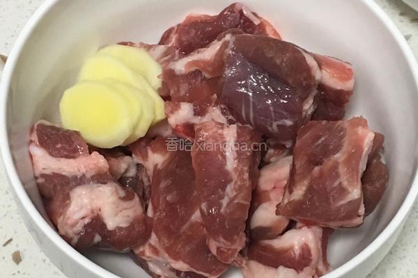 玉米排骨汤的做法图解1