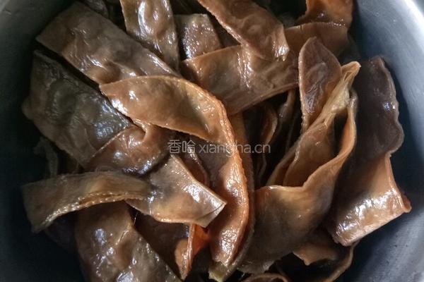 红烧干扁豆的做法图解1