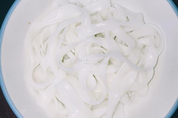 营养鲜菇汤河粉的做法图解3
