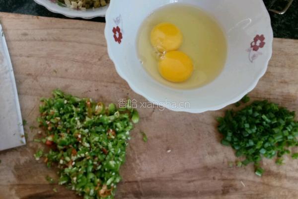酸豆角炒面的做法图解1