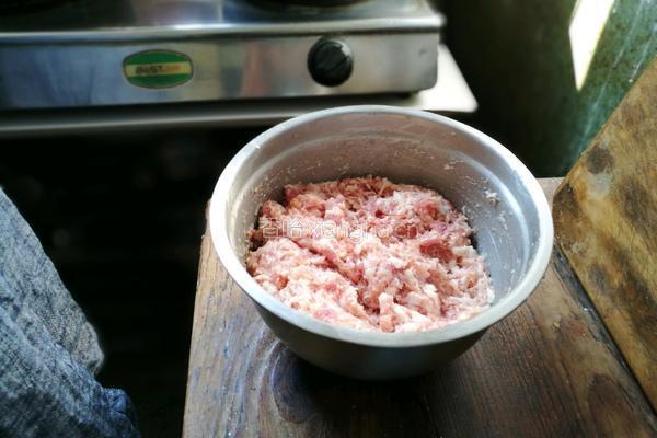交白胡罗卜肉包的做法图解1