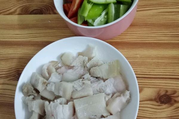 辣椒炒五花肉的做法图解1