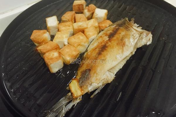 电饼铛煎鱼煎豆腐的做法图解3