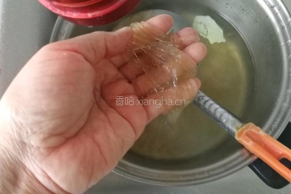 白菜粉条炖丸子的做法图解2