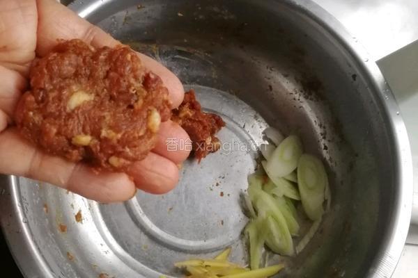 白菜粉条炖丸子的做法图解3