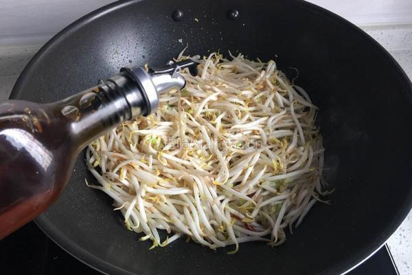 醋溜绿豆芽的做法图解4