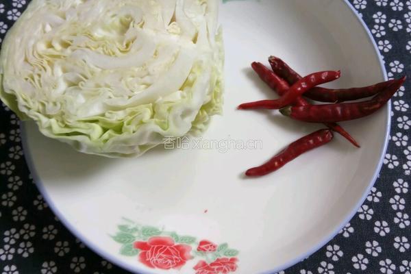 炝炒包菜的做法图解1