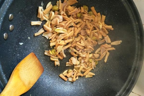 泡椒鸭肠的做法图解6