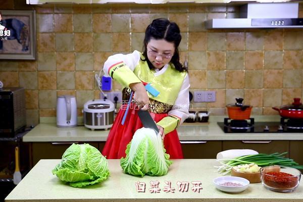 朝族媳妇教你正宗辣白菜的做法的做法图解2