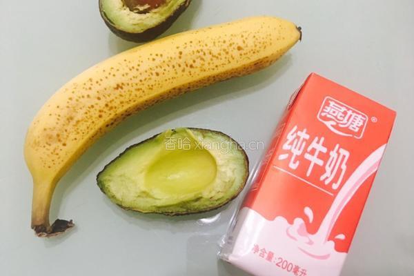香蕉牛油果奶昔的做法图解2