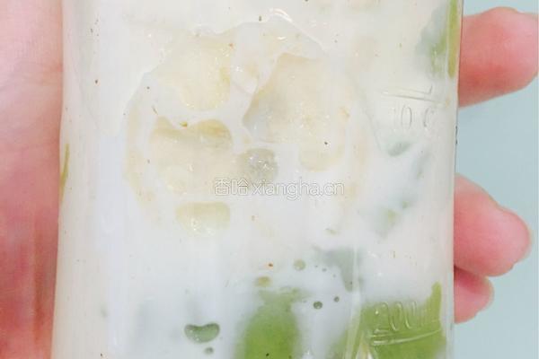 香蕉牛油果奶昔的做法图解6