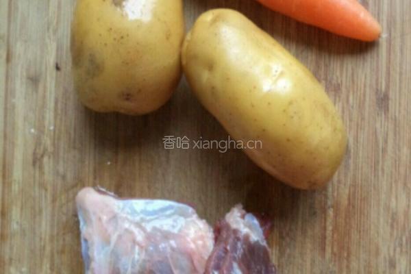 土豆烧牛肉的做法图解1