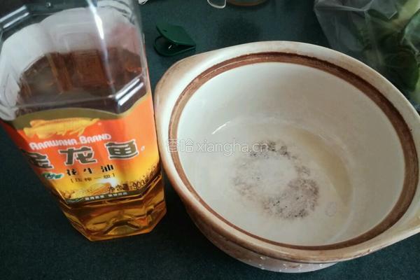腊肉煲仔饭的做法图解1