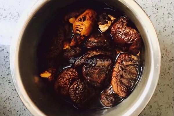 樱桃烩香菇的做法图解2