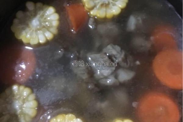 脊骨玉米胡萝卜汤的做法图解2