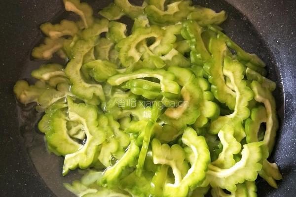豆鼓炒苦瓜的做法图解5