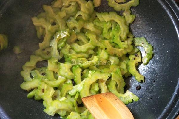 豆鼓炒苦瓜的做法图解8