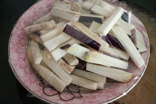 咸鱼茄子煲的做法图解1