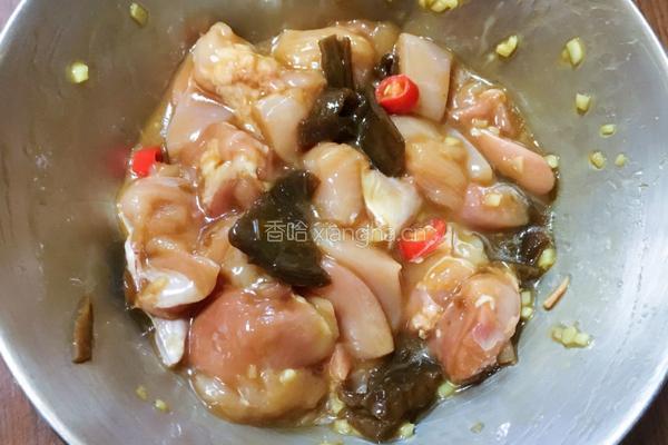 剥皮辣椒蒸鸡的做法图解4