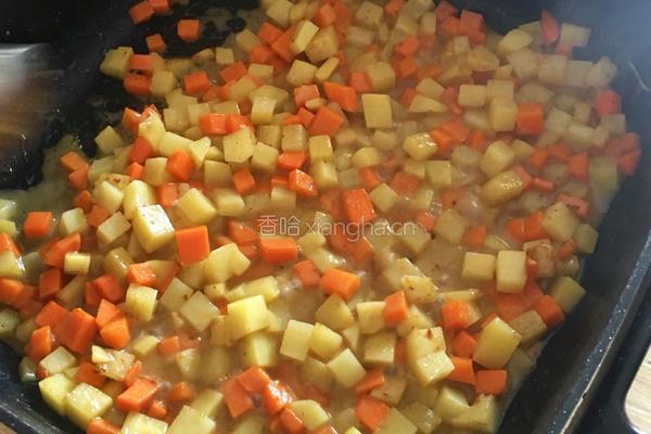 土豆萝卜腊肠闷饭的做法图解3