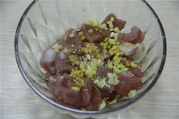 啤酒与烤猪肉串也是一对很搭的情侣的做法图解3