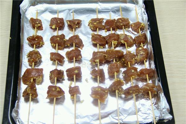 啤酒与烤猪肉串也是一对很搭的情侣的做法图解4
