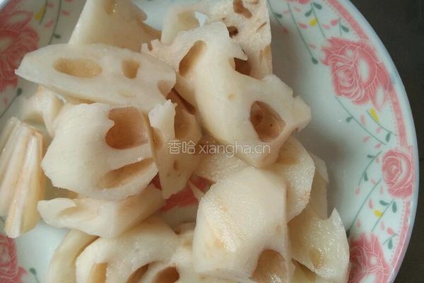 莲藕炖排骨的做法图解1