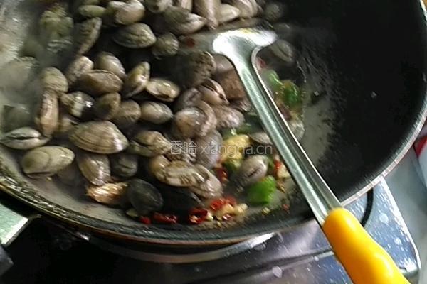 小米辣炒花甲的做法图解5