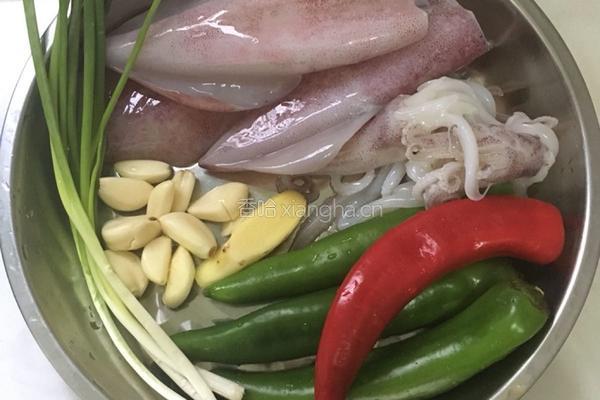小炒孜然鱿鱼的做法图解1