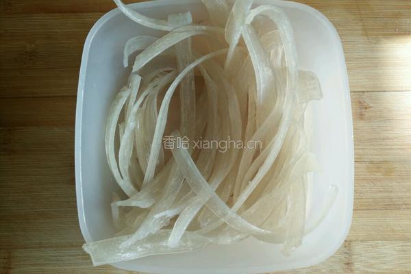 五花肉炖粉条的做法图解2