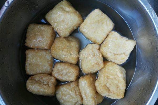 荠菜肉末塞油豆腐的做法图解2