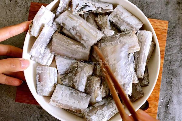 糖醋带鱼的做法图解2