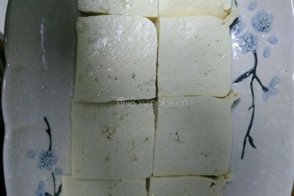 螃蟹蒸豆腐的做法图解1
