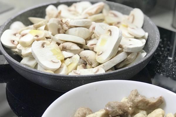 土豆蘑菇派的做法图解5