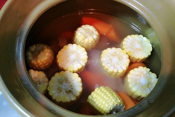 玉米红萝卜猪骨汤的做法图解4