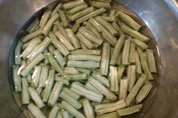 凉拌缸豆的做法图解1