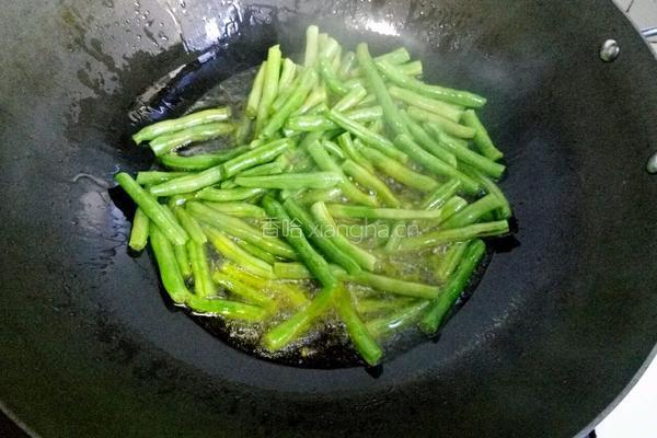 腊肉末煸豆角的做法图解3