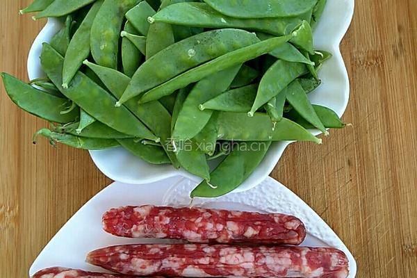 腊肠炒荷兰豆的做法图解1